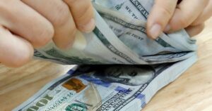 Ngân hàng nhà nước nâng tỷ giá trung tâm, chênh lệch mua bán mở rộng