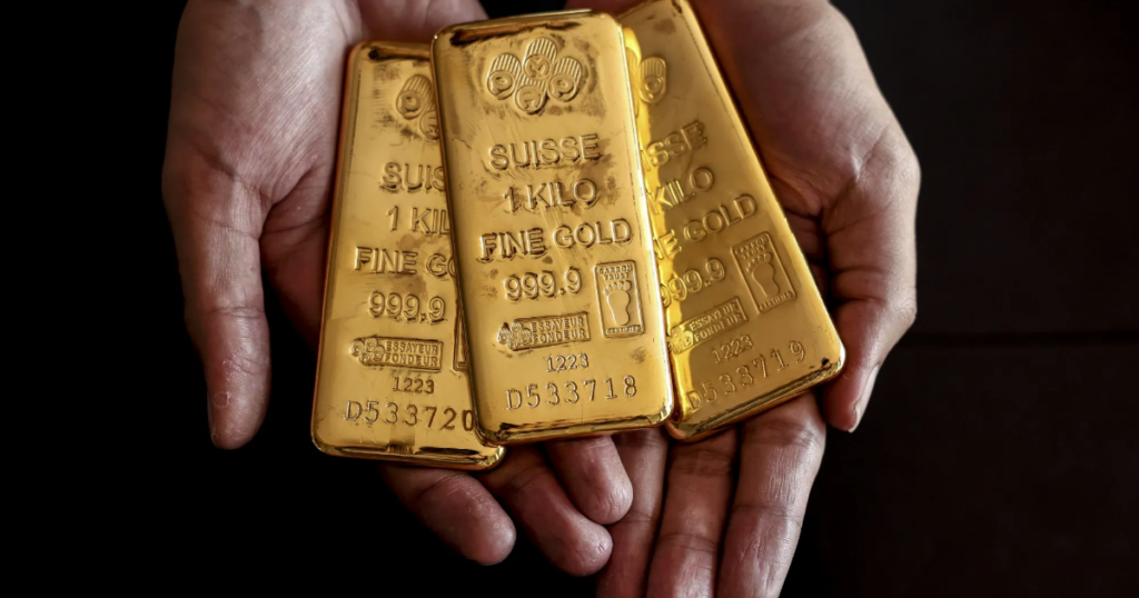 Vàng hồi lên 4.400 USD/oz, SPDR Gold Trust vẫn xả mạnh