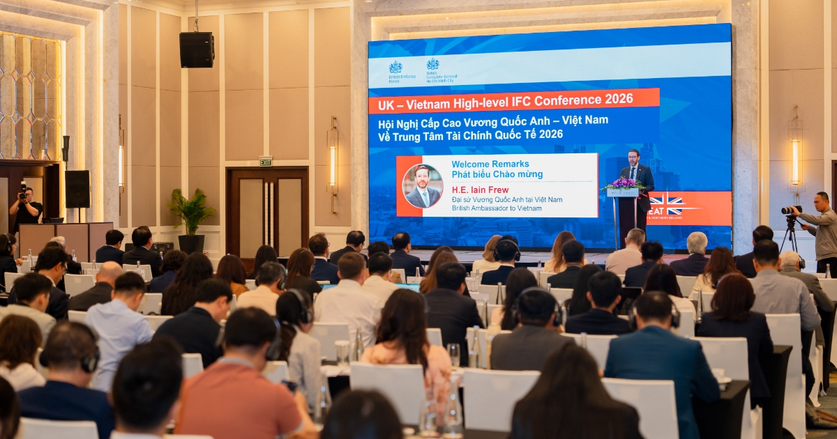 Đại diện Vương quốc Anh bàn giao báo cáo “Phát triển thị trường phái sinh hàng hóa" cho Việt Nam