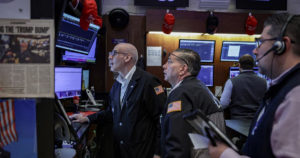 Chứng khoán Mỹ tiếp tục “đỏ lửa” khi giá dầu đóng cửa trên 110 USD/thùng