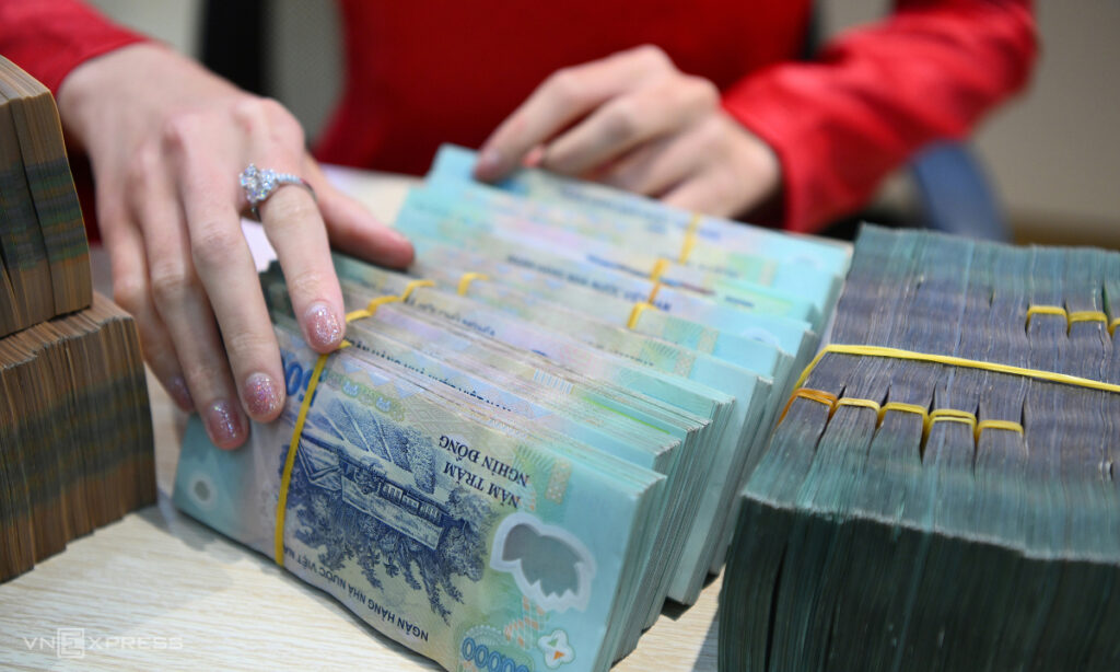 Lãi suất tăng, tiền của bạn nên rót vào đâu?