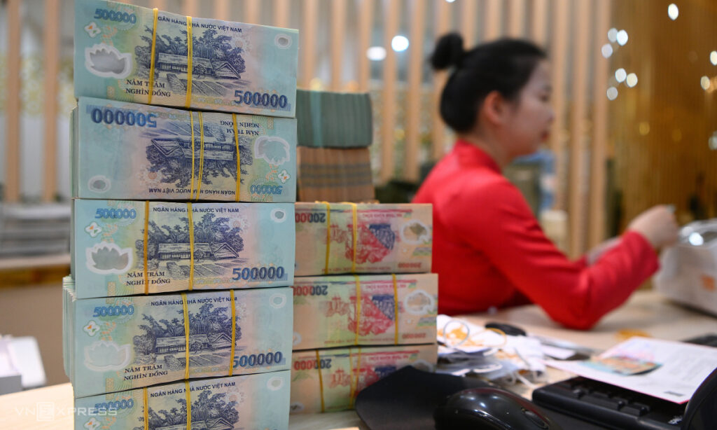 Áp lực vốn đẩy ngân hàng vào 'cuộc đua' lãi suất