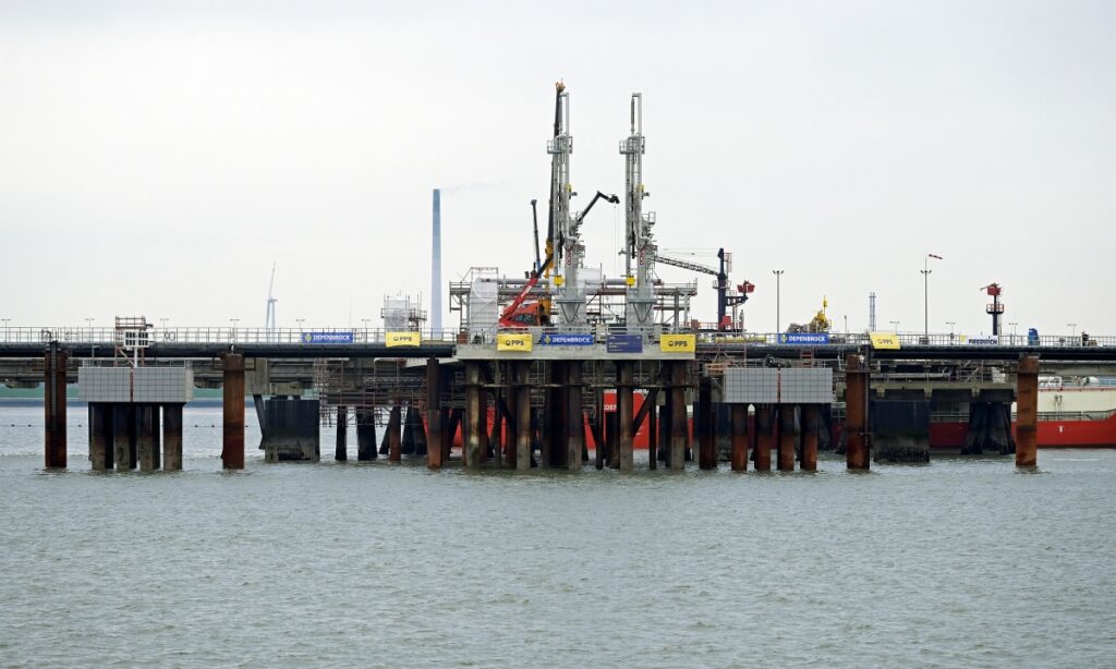 Giá khí đốt châu Âu tăng hơn 30%