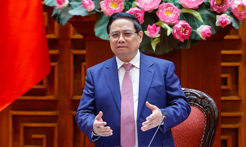 Thủ tướng: Xem xét bố trí ngân sách để bình ổn giá xăng dầu