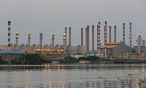 Giá dầu thế giới vượt 100 USD