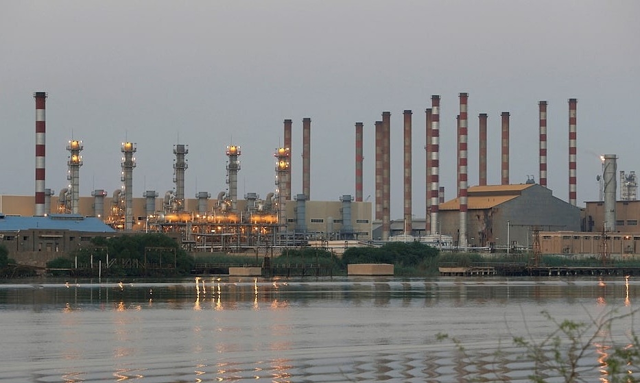 Giá dầu thế giới vượt 100 USD