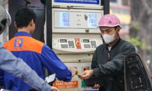 Giá xăng giảm gần 4.000 đồng một lít