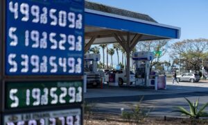 Giá xăng tại Mỹ tăng vọt vì xung đột ở Trung Đông