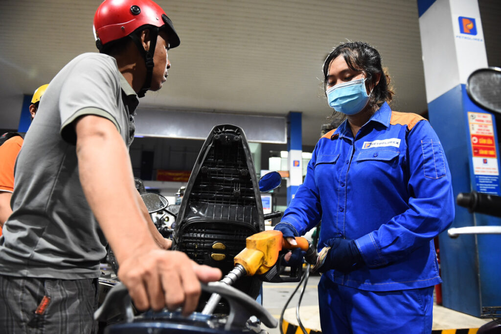 Giá xăng tăng 4.700 đồng một lít