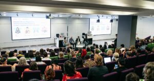 Dệt lại thế giới thời trang từ những sợi chỉ ban đầu