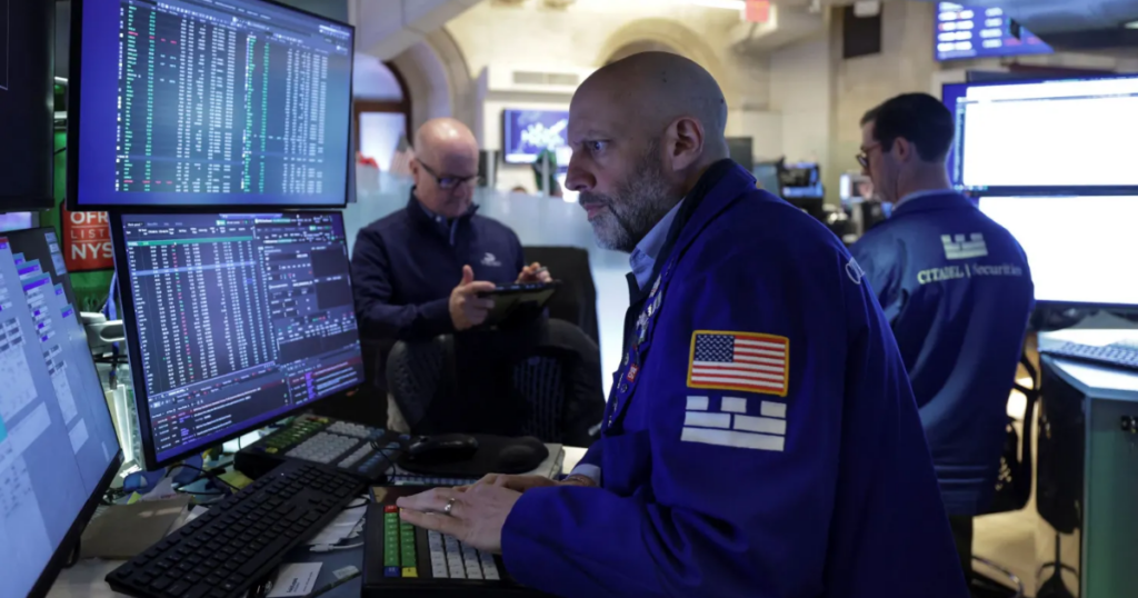 Chứng khoán Mỹ trượt khỏi đỉnh khi giá dầu leo qua mốc 105 USD/thùng