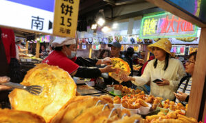 Kinh tế Trung Quốc tăng trưởng vượt dự báo