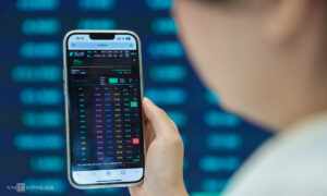 Cổ phiếu Vingroup và Vietcombank gánh thị trường