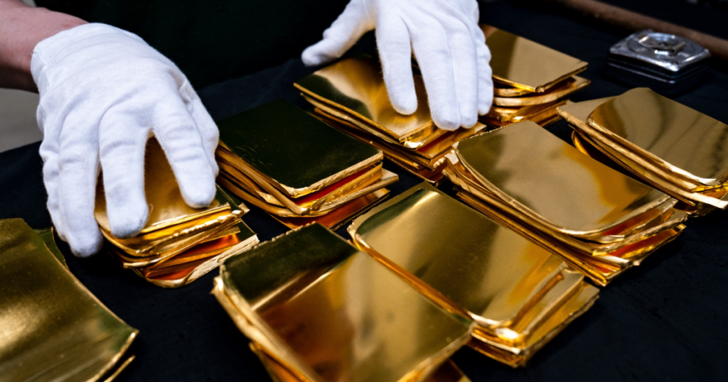 Giá vàng hồi mốc 4.700 USD/oz sau tin đàm phán hòa bình, SPDR Gold Trust vẫn bán ròng mạnh