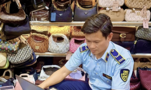 Bảy cửa hàng bán sản phẩm giả nhãn hiệu Gucci, Nike bị phạt hơn 200 triệu đồng