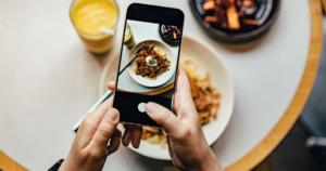 Ảnh hưởng của mạng xã hội đến các xu hướng FB