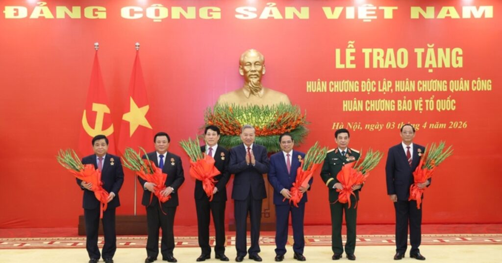 Trao tặng Huân chương cho các đồng chí lãnh đạo cấp cao