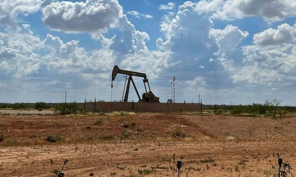 Giá dầu giảm mạnh, vàng bật tăng sau tin eo biển Hormuz mở lại