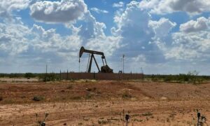 Giá dầu giảm mạnh, vàng bật tăng sau tin eo biển Hormuz mở lại