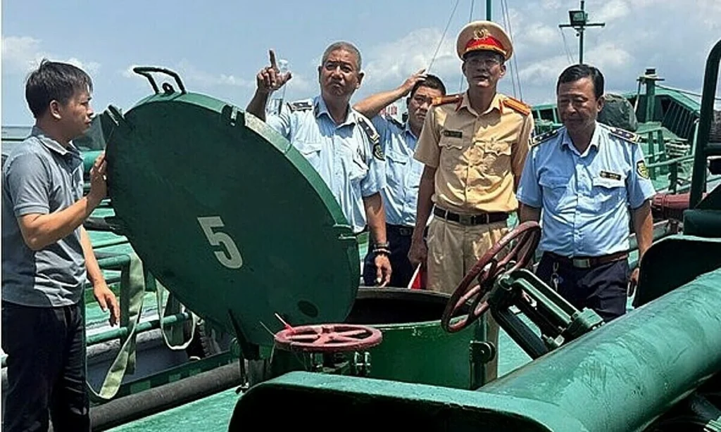 Thu giữ hơn 10.000 lít dầu nhập lậu trên hai tàu
