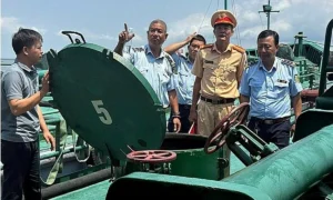 Thu giữ hơn 10.000 lít dầu nhập lậu trên hai tàu
