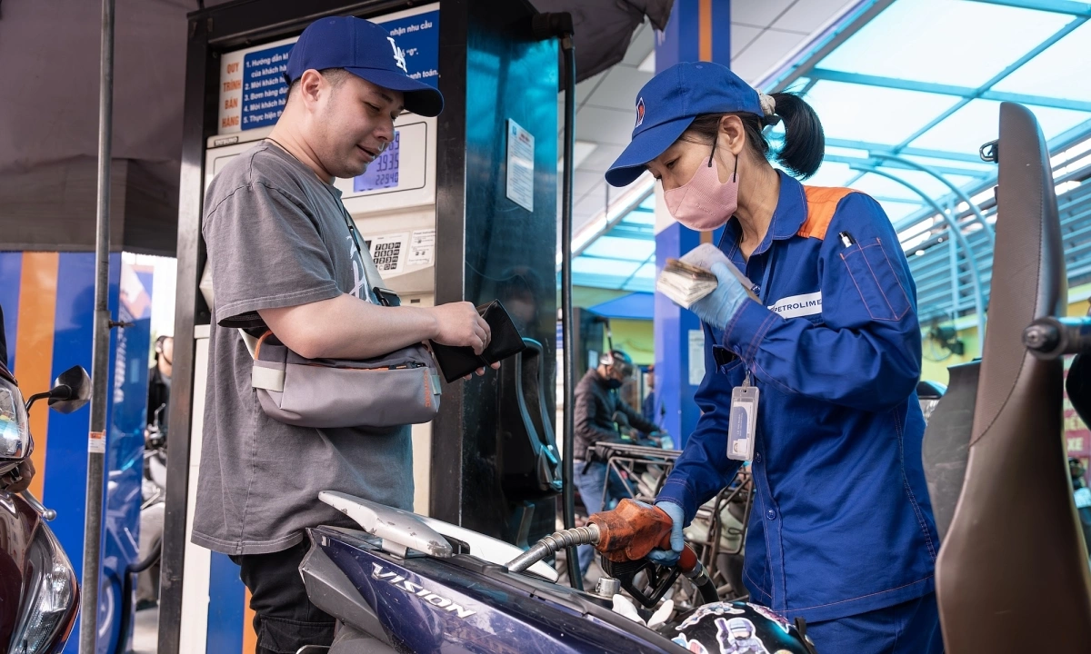 Ngân sách có thể tạm ứng tới 4.000-5.000 đồng mỗi lít xăng dầu