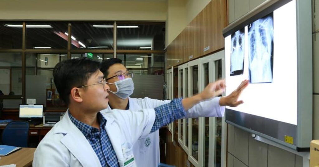 Bộ Y tế hướng dẫn xếp lương bác sĩ từ năm 2026