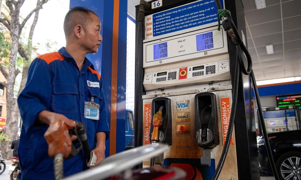 Giá dầu diesel giảm gần 2.000 đồng một lít
