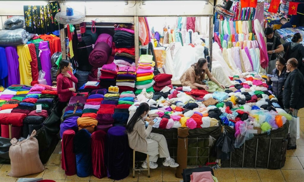 'Nâng ngưỡng miễn thuế hộ kinh doanh cần đi kèm giảm thủ tục'