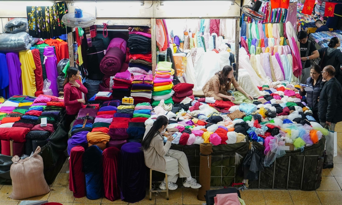 'Nâng ngưỡng miễn thuế hộ kinh doanh cần đi kèm giảm thủ tục'