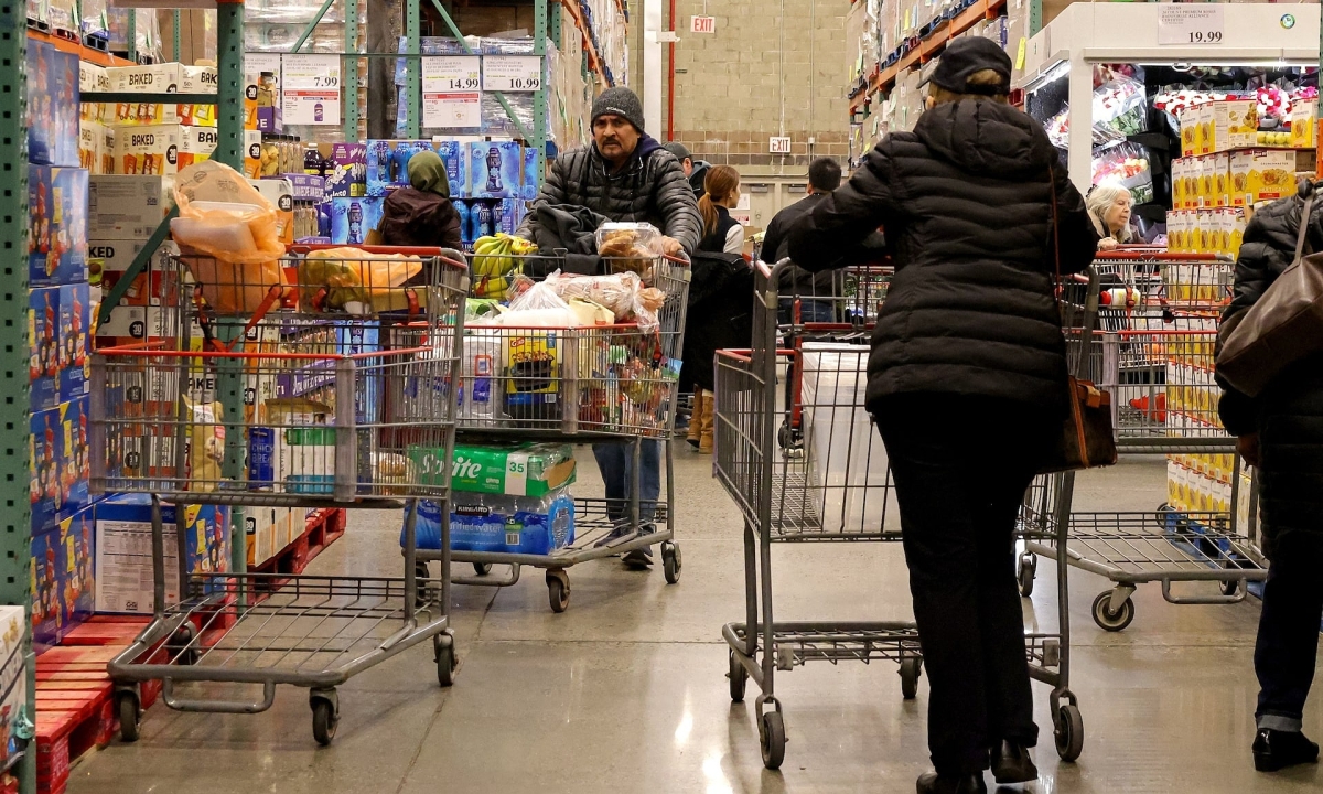 Niềm tin tiêu dùng của người Mỹ thấp kỷ lục