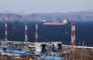 Giá dầu thế giới tiến sát 120 USD