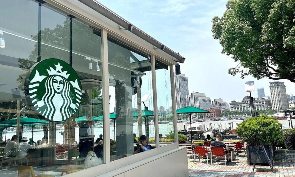 Lý do Starbucks 'bán mình' ở Trung Quốc