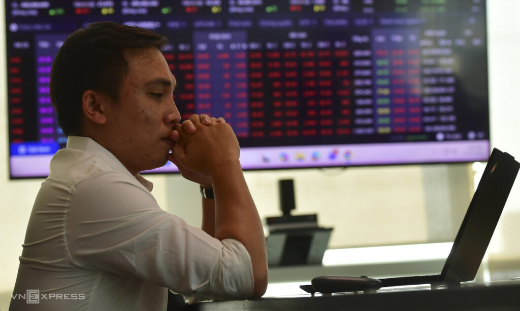 Chứng khoán giảm mạnh nhất hơn nửa tháng qua