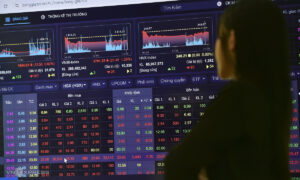 Nhiều lãnh đạo doanh nghiệp ồ ạt mua, bán cổ phiếu