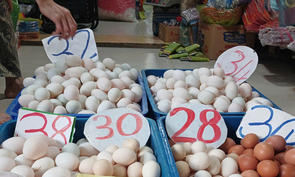 Giá trứng và rau xanh giảm mạnh