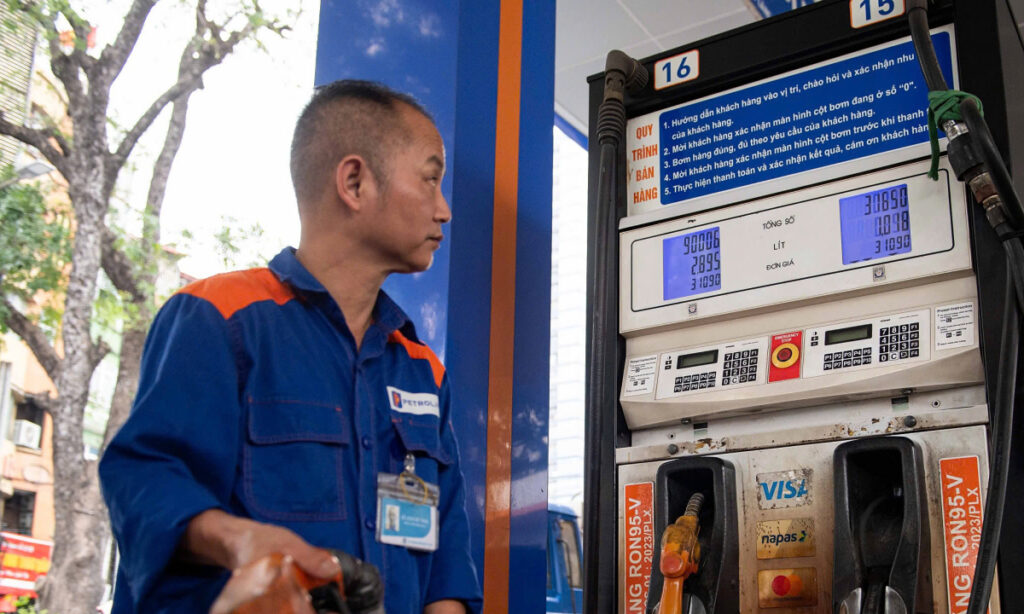 Giá xăng giảm về dưới 23.000 đồng một lít