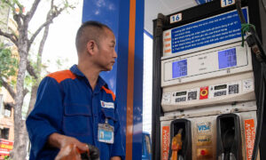 Giá xăng giảm về dưới 23.000 đồng một lít