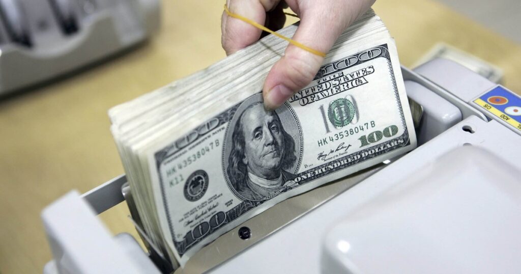 Chênh lệch giá mua - bán USD tại các ngân hàng dao động từ hơn 200 đồng đến 1.025 đồng/USD