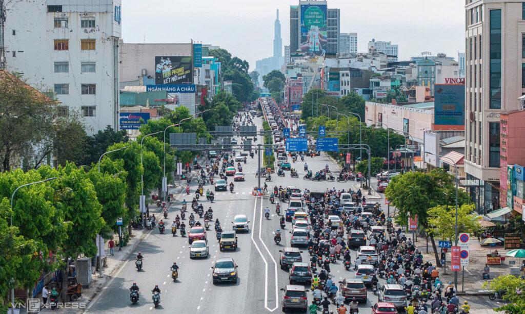 Dùng barie di động nắn dòng xe trên đường đảo chiều đầu tiên ở TP HCM