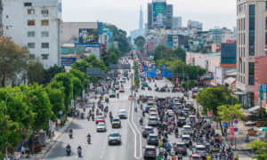 Dùng barie di động nắn dòng xe trên đường đảo chiều đầu tiên ở TP HCM