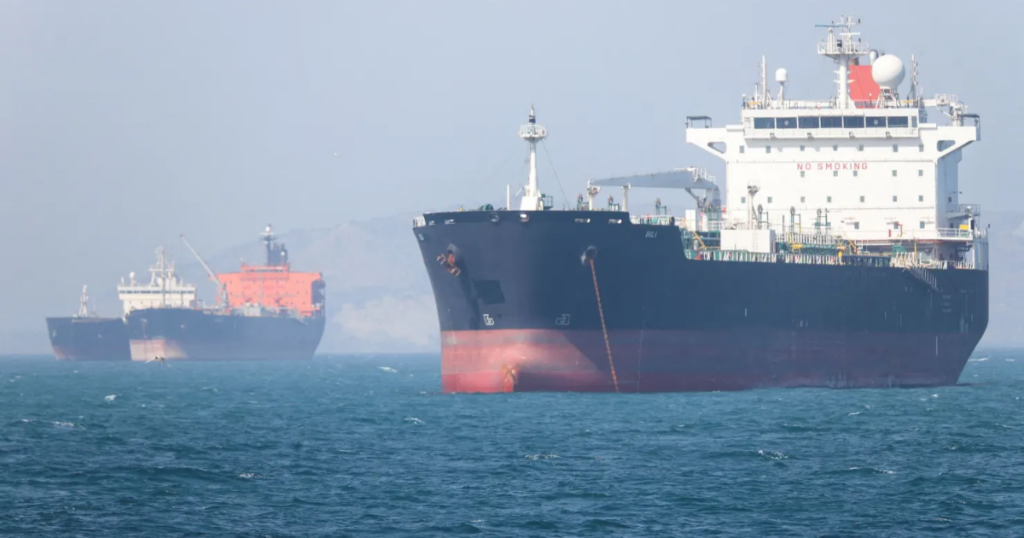 Tổng thống Trump tạm dừng chiến dịch hỗ trợ tàu thuyền qua eo biển Hormuz
