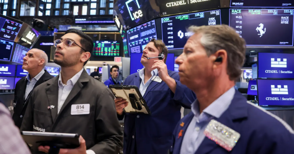 SP 500 đóng cửa cao kỷ lục sau báo cáo việc làm, giá dầu chững lại