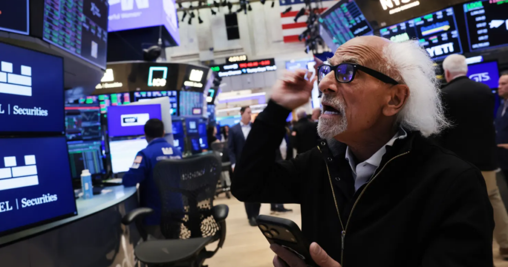 Dow Jones cao chưa từng thấy, giá dầu sụt 5%