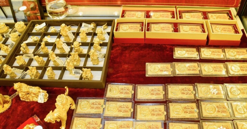 Giá vàng miếng SJC và vàng nhẫn bất động sau hai phiên bật tăng