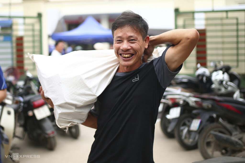 Ôm bao tải nhận tiền đền bù đất