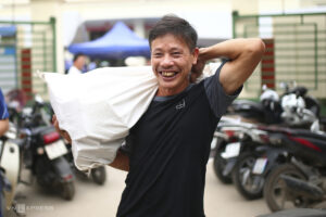 Ôm bao tải nhận tiền đền bù đất