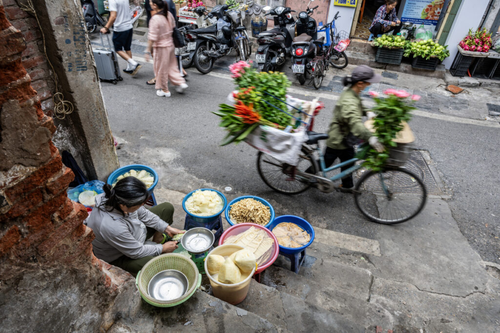 Tiểu thương co kéo từng cm khi dẹp vỉa hè