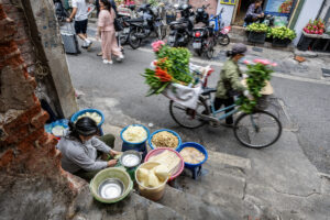Tiểu thương co kéo từng cm khi dẹp vỉa hè