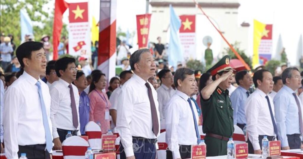 Lễ thượng cờ “Thống nhất non sông” kỷ niệm 51 năm Ngày Giải phóng miền Nam